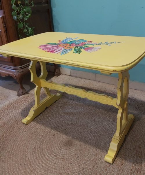 שולחן כפרי צהוב פרחוני