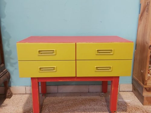 שידת וינטג' אדומה