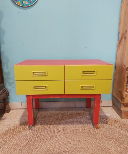 שידת וינטג' אדומה