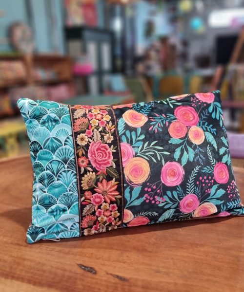 כרית פרחים ומניפות