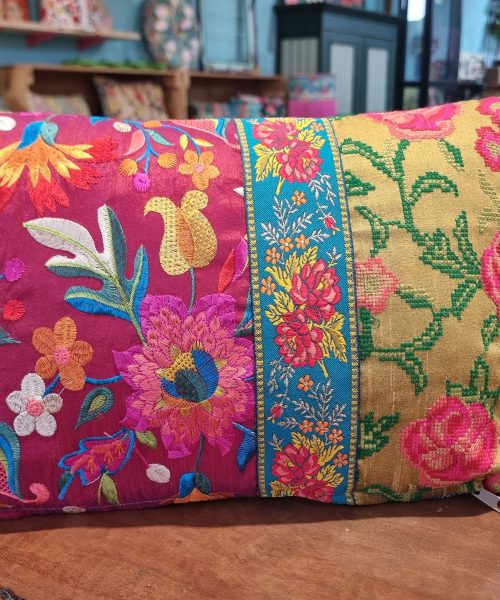 כרית רקמה פרחים