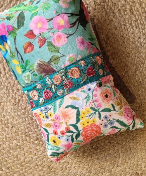 כרית ציפורים ופרחים כחול