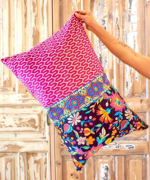 כרית קולאז' קטיפה שחורה רקומה