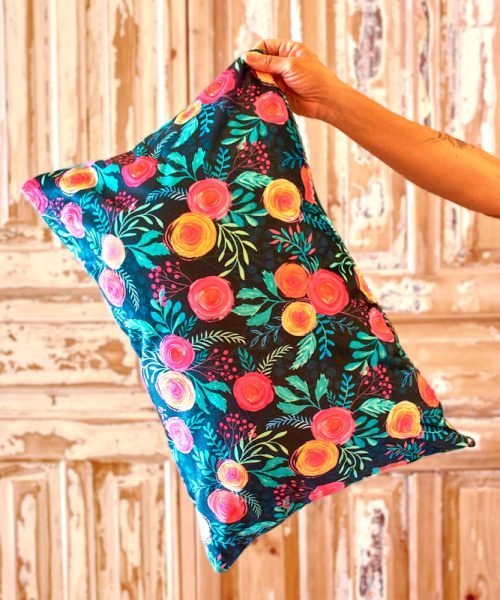 כרית קטיפה ורדים רומנטי