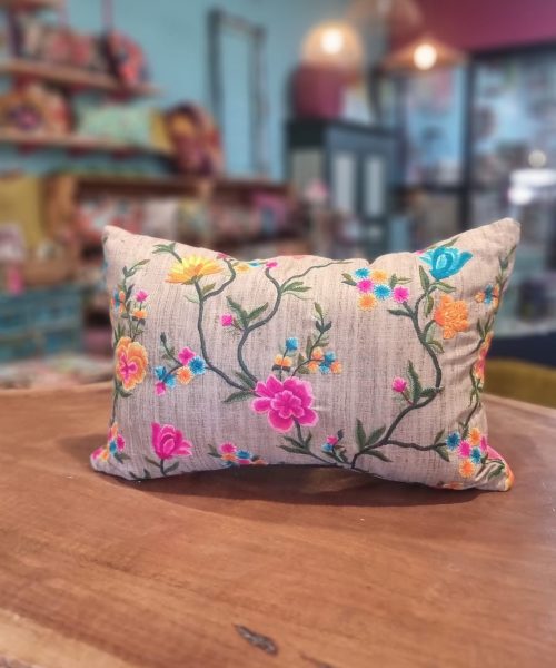 כרית נוי פריחה עדינה