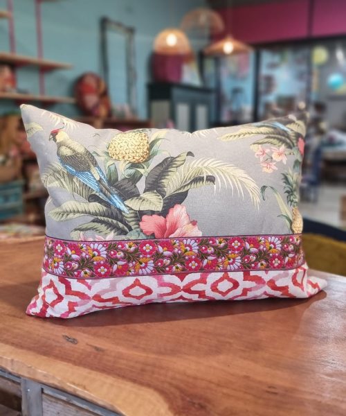 כרית נוי תוכי טרופי