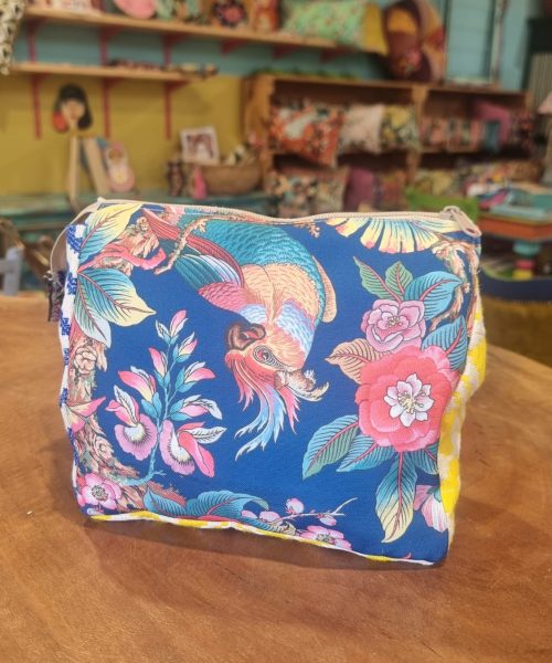 תיק איפור תוכי על הראש